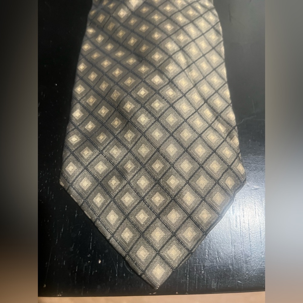 DONNA KAREN New York Stylish Silk Black and Gold Patterned Tie